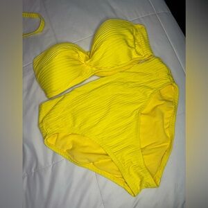 Yellow strapless swimsuit with actable strap
